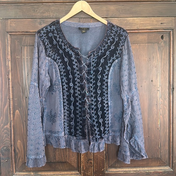 Tunic one size but it fits me and I wear med and large - Picture 1 of 3